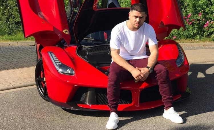 Ferrari dhe jetë luksoze: Ky është këngëtari shqiptar që sfidon Noizy-n [FOTO]