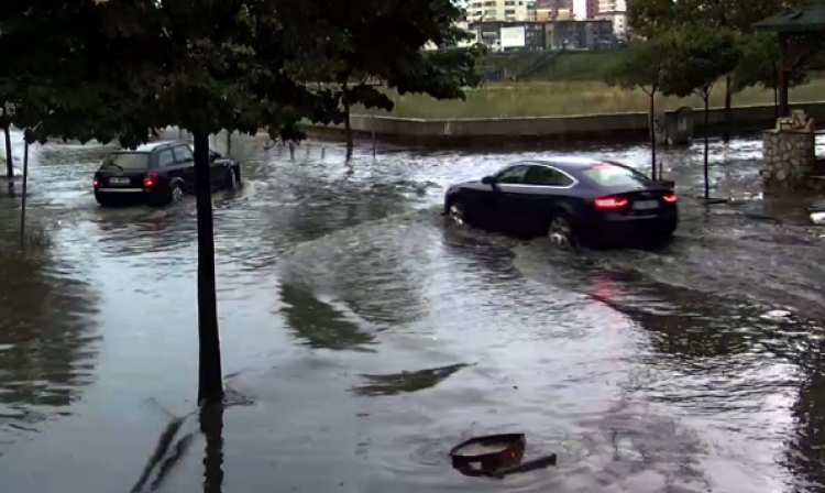 Shiu i verës, makinat ‘notojnë’ në Durrës, në Orikum çadrat e plazhit jashtë kontrollit [FOTO]