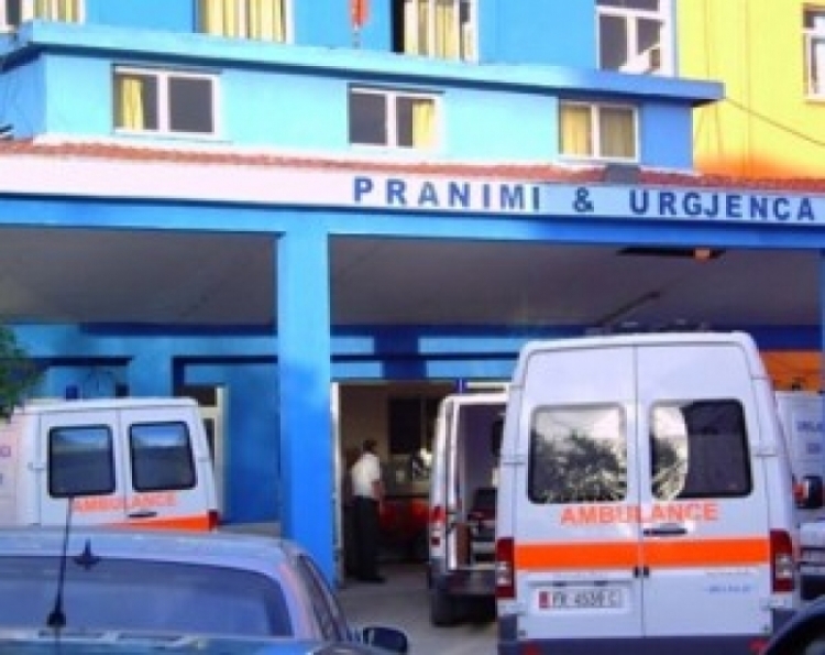 Fier, pacienti vdes në urgjencë, pezullohen 2 mjekë