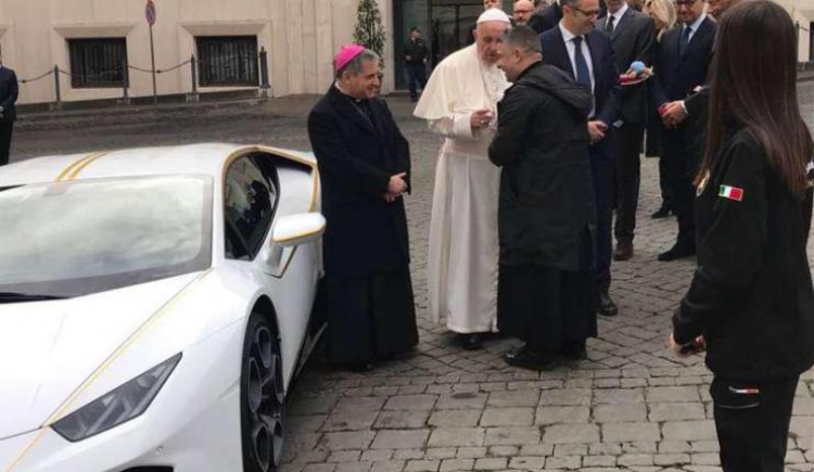 Papa Françeskut i dhurojnë një Lamborgini, ja çfarë bën ai me të [FOTO]