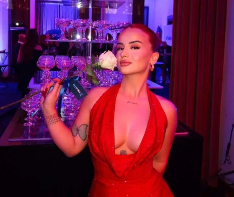 Misterioz dhe me pak bark, kush është djali që i ka ‘vjedhur’ zemrën Rinës?