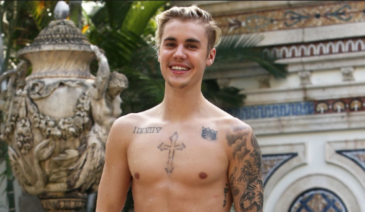 Justin Bieber zbulon tatuazhin e rradhës shumë domethënës [VIDEO]