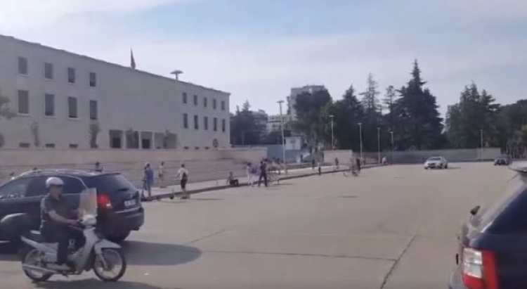 Grushte dhe shkelma në mes të Tiranës, një grua ulëret për ndihmë  [VIDEO]