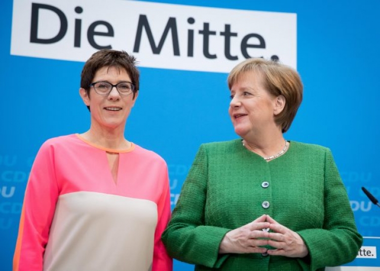 Largohet Merkel pas 18 vitesh, ja kush e zëvendëson në krye të CDU