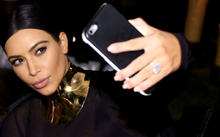 Nuk do ta besoni sa fiton Kim Kardashian për një 'selfie' [FOTO]