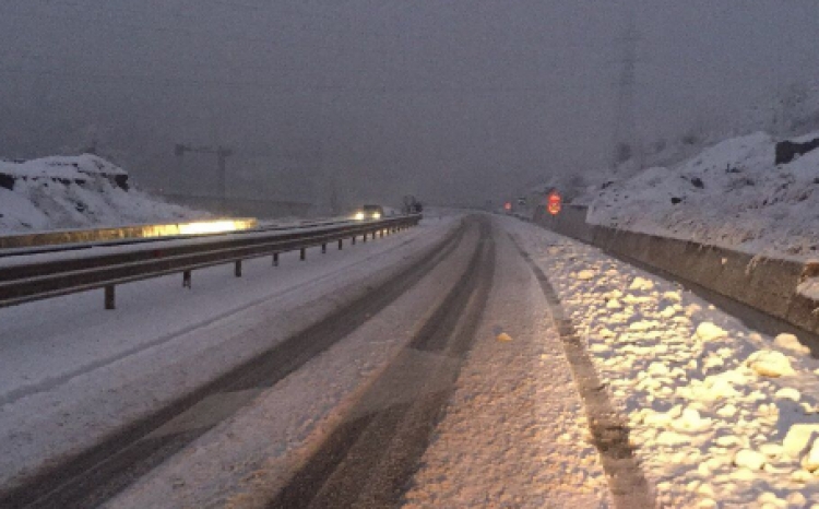 Reshjet e borës, policia apel shoferëve: Kujdes, aksi Përrenjas-Qafë Thanë kalohet me zinxhirë