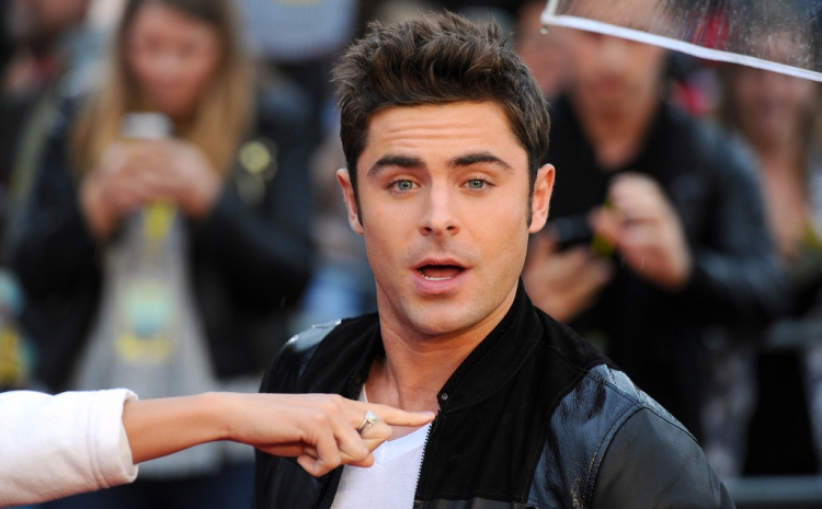 Kur Zac Efron hyn në një bar, as kafshët nuk e lenë rehat