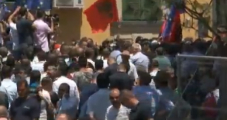 Tragjike, një protestues mbetet pa ndjenja…