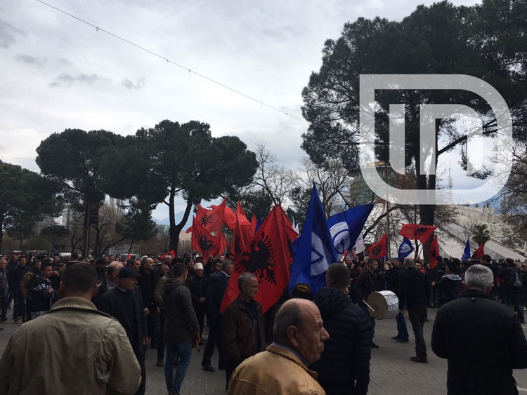 Nis protesta e PD, pas pak pritet që kreu i Partisë Demokatike të mbajë fjalimin e tij [FOTO]