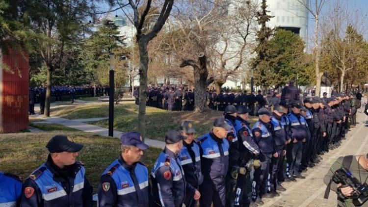 Protesta e 6-të e opozitës/ Policia bën thirrje: ''Mos e kaloni vijën e kuqe se...''