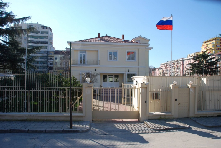 Aksidentohet makina e ambasadës ruse në Librazhd, ja gjendja e pasagjerëve[FOTO]