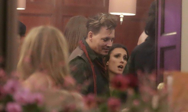 Johnny Depp harron divorcin, feston me një brune misterioze [FOTO]