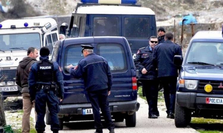 U vra pasi denoncoi parcelat me kanabis, arrestohen dy të dyshuarit, përkatësisht shtetasit  me iniciale K.C, 59-vjeçar dhe shtetasi me iniciale A.K, 33-vjeç