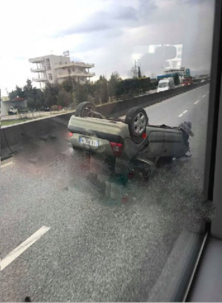 Aksident automobilistik në autostradën Tiranë-Durrës tek Ura e Fllakës, përmbyset automjeti tip “Renault”, policia po heton për të zbardhur ngjarjen