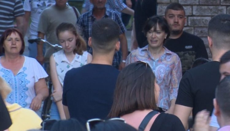 Ashtu siç paralajmëroi, Basha me dy vajzat dhe bashkëshorten e tij në protestën e sotme[VIDEO]