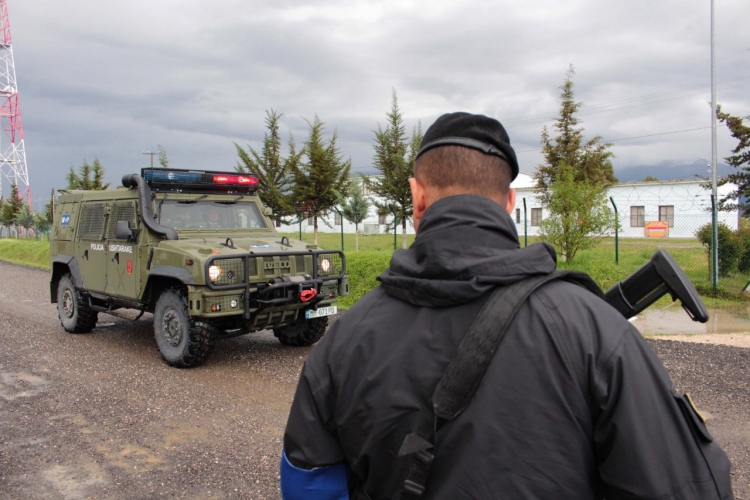 FOTO LAJM/ Policia Ushtarake nis patrullimin në aeroportin e Rinasit