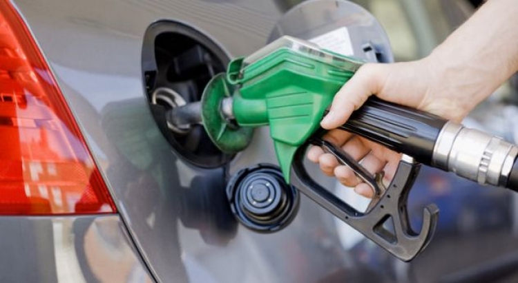 Lajm i mirë për ata që kanë automjete, ulet çmimi i naftës