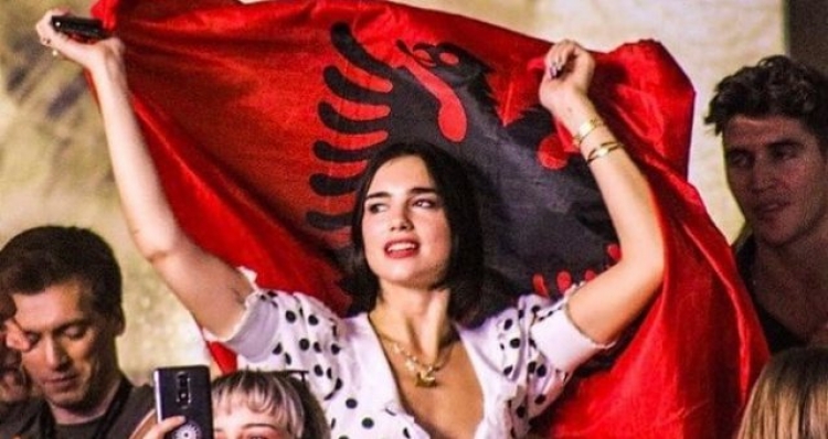 Dua Lipa solidarizohet me dhimbjen e shqiptarëve, lançon nismën humane për të dëmtuarit nga tërmeti: Vish një…[FOTO]