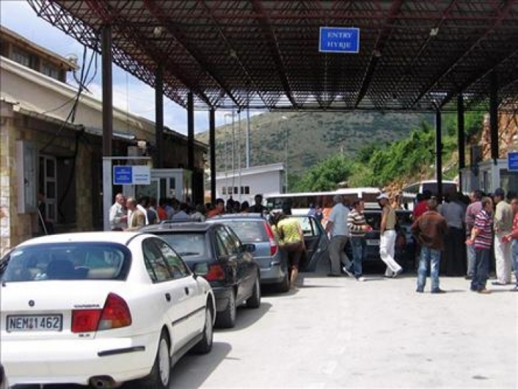 Fluks në Kapshticë kthen mijra emigrantë