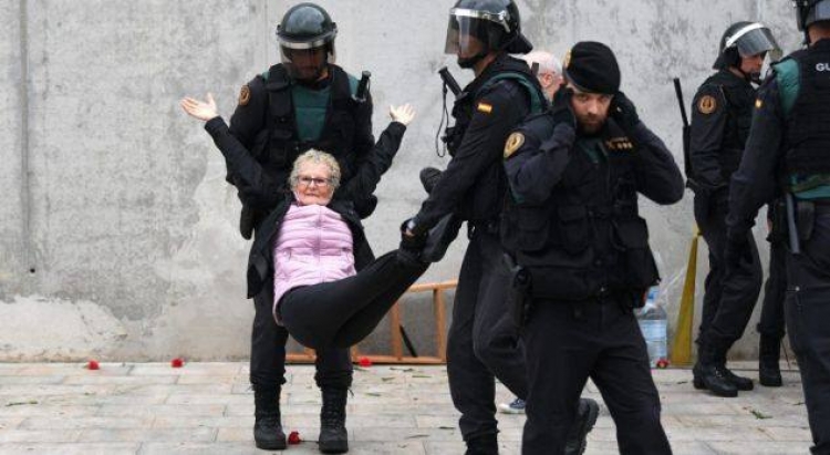 Tmerr në Barcelonë, qindra të plagosur nga dhuna e Policisë [VIDEO]