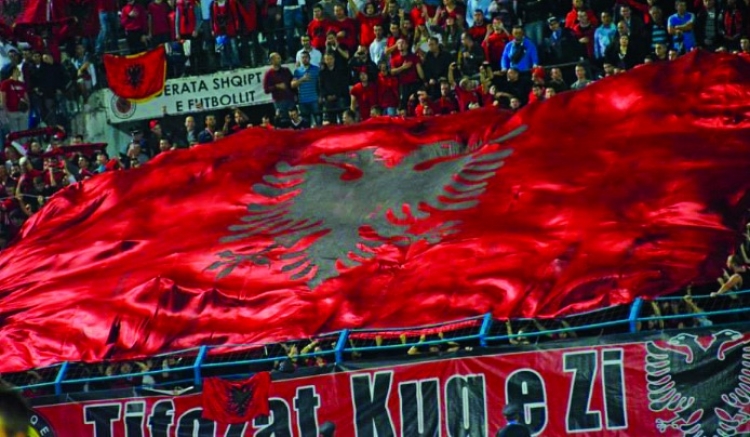 Tifozat Kuq e Zi të indinjuar, publikojnë fotot “Policia shqiptare vs Policia e huaj” [FOTO]