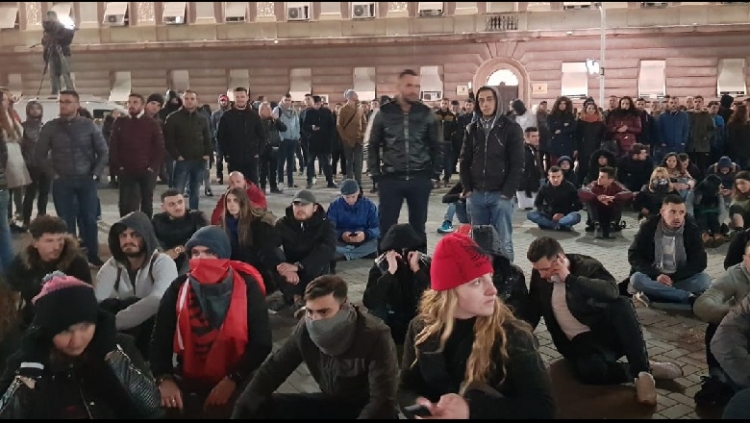 Studentët sërish para Kryeministrisë, 'Fan Noli' protestë në Korçë dhe Tiranë