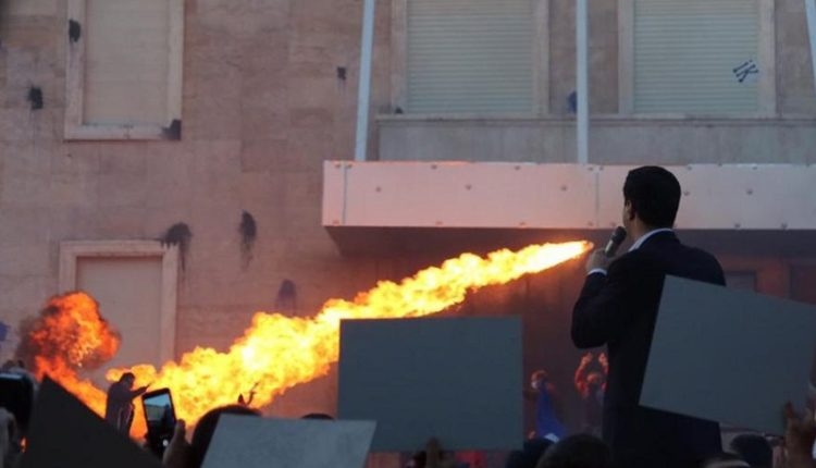 Shpërndahen protestuesit, Basha mbledhje urgjente me kryesinë