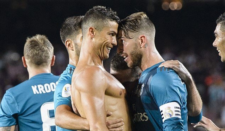 Pse vallë? Ronaldo bën veprimin që nuk pritej ndaj lojtarëve të Realit! Edhe kapitenit Ramos?! [FOTO]