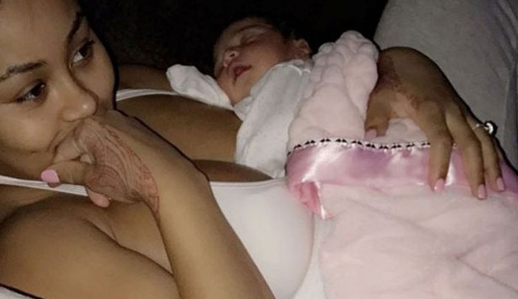 Pak ditë pasi lindi vajzën, Blac Chyna poston foto topless [FOTO]