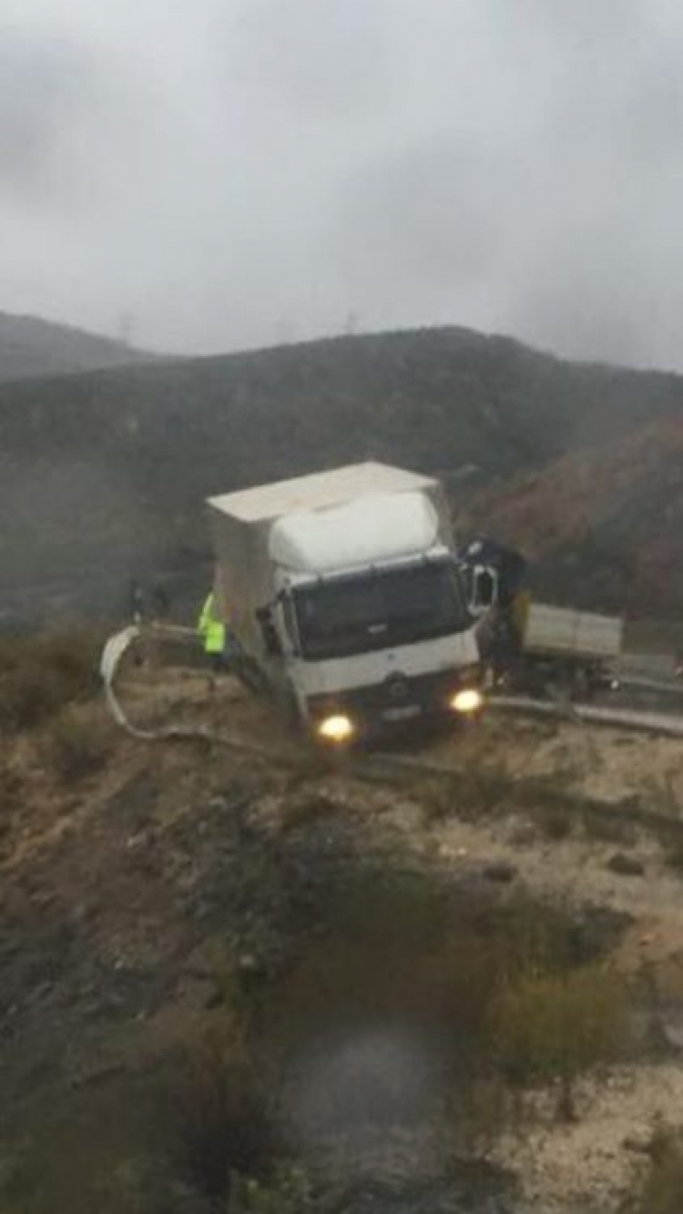 Aksident në aksin Tiranë-Elbasan, shpëton mrekullisht shoferi i kamionit