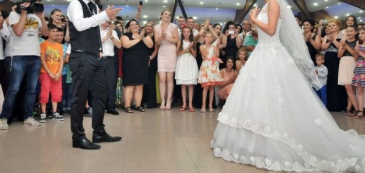 E pazakontë/ Çifti shqiptar ndahet natën e martesës, por reagimi i dasmorëve i ka habitur të gjithë [FOTO]