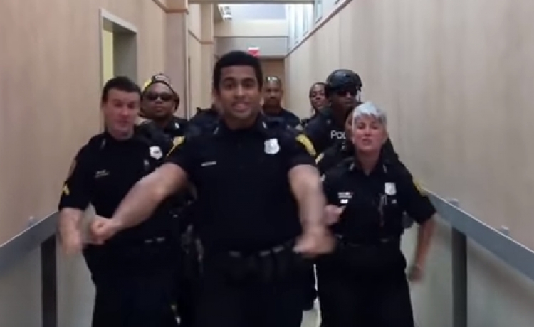 Sfida e policëve, të performojnë ‘Upton Funk’ të Bruno Mars [VIDEO]
