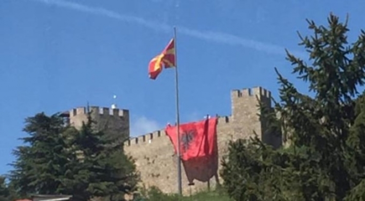 Diskriminimi në Maqedoni vazhdon, shqiptarit i vendoset një gjobë e majme vetëm se ngriti flamurin[FOTO]