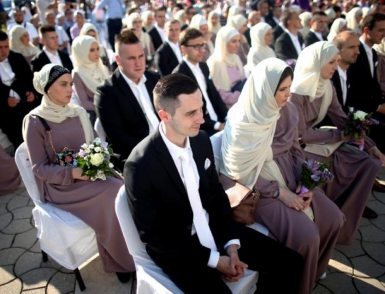 Gjashtëdhjetë çifte martohen në një dasmë islamike në Bosnje [VIDEO]