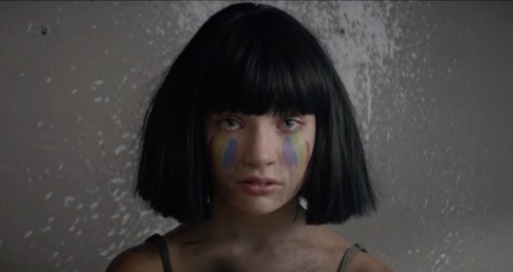 Sia surprizon fansat, publikon hitin e ri “The Greatest” [VIDEO]