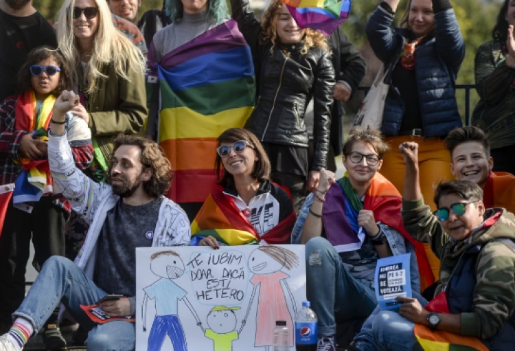 Rumani, referendum për mbrojtjen e familjes tradicionale, jo martesa të së njëjtës gjini