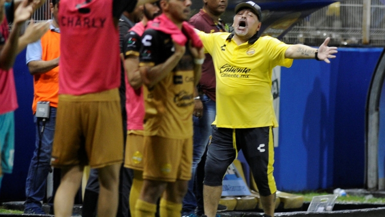 Maradona mbetet unik, shikoni se çfarë kërcimi bën në dhomat e zhveshjeve [VIDEO]