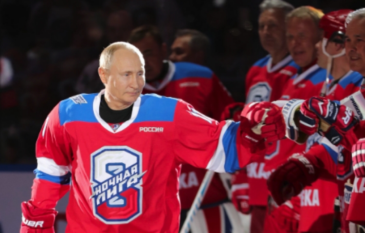 Kur Vladimir Putin luan hokej, shënon por edhe rrëzohet me fytyrë [VIDEO]