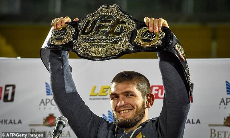 Një hero i vërtetë! Ja si u prit Khabib në Rusi, fansa që kapërcejnë gardhet dhe rrugët e tejmbushura me njerëz...[FOTO]