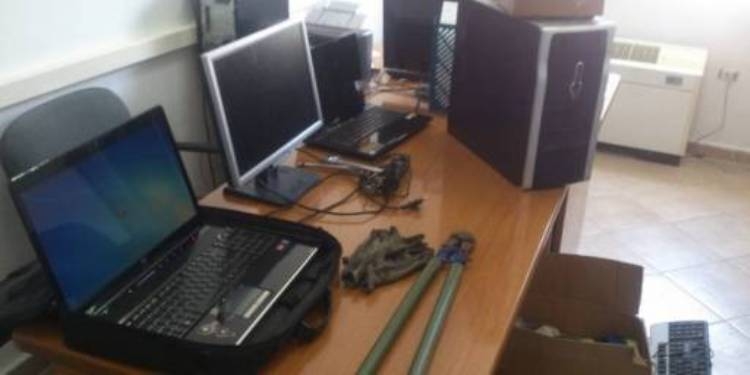 Arrestohen dy të rinjë në qytetin e Vlorës pasi vodhën kabinetin e informatikën në shkollën “Pavarësia”