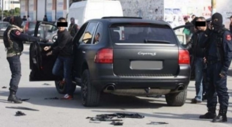 Tiranë, arrestohen dy persona të shumëkërkuar, Luen Guri, 39 vjeç në kërkim ndërkombëtar nga autoritet italiane dhe Nikolin Doda, 29 vjeç