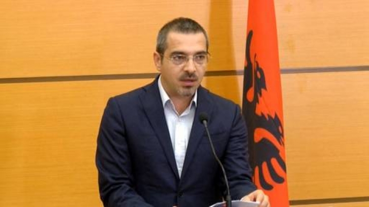 Tahiri akuzon të gjitha “racat”, politikanët e analistët! Kam dosjen...