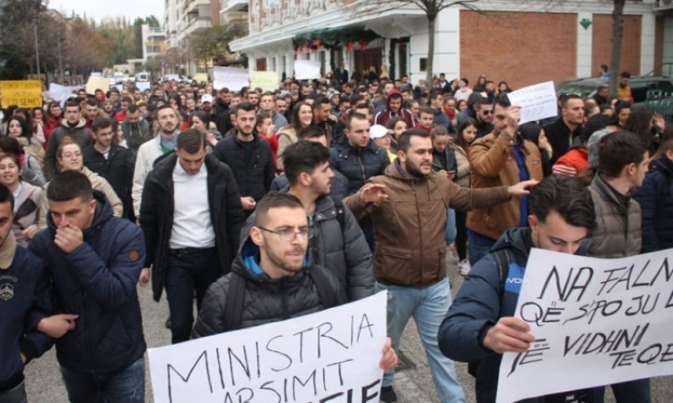 Shkarkimet e Ramës bëjnë bujë në mediat e huaja: Studentët ndryshuan ministrat [FOTO]