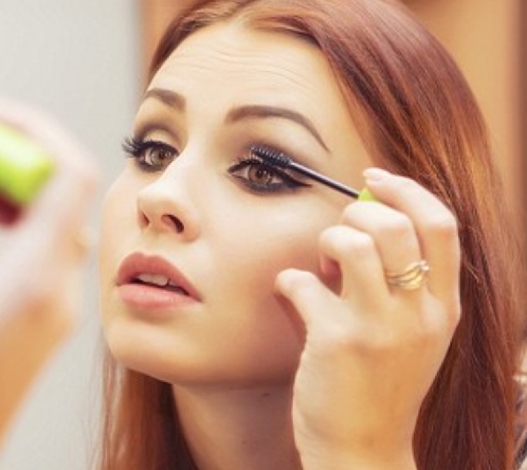 Tjetër alarm i frikshëm për make-up, çfarë zbulojnë mjekët amerikanë