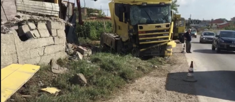 Aksident në Fier, kamioni përplaset me rrugën, nuk ka të lënduar