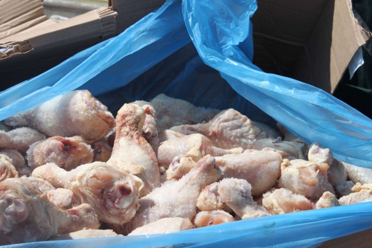 Skandalet me ushqimet s'kanë të mbaruar, AKU bllokon 27 ton mish pule nga Brazili