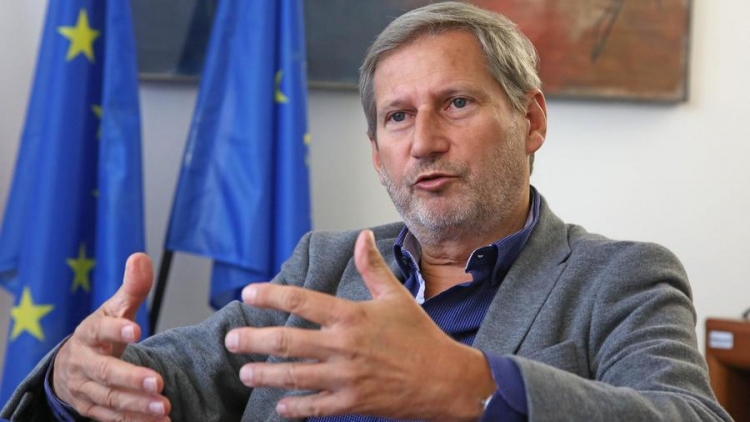 Hahn flet për pranimin e vendeve të Ballkanit në BE, por ‘harron’ Shqipërinë