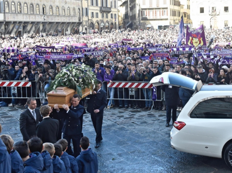 Firence në heshtje, i jepet lamtumira e fundit futbollistit Davide Astori