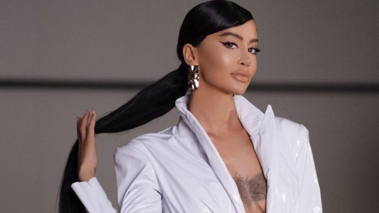 U tallën me muzikën e saj, Dafina Zeqiri i’u përgjigjet këngëtarëve shqiptarë