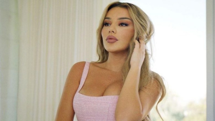 Tayna përfshiu refrenin e këngës së saj, këngëtarja e njohur zbulon shumën simbolike që mori